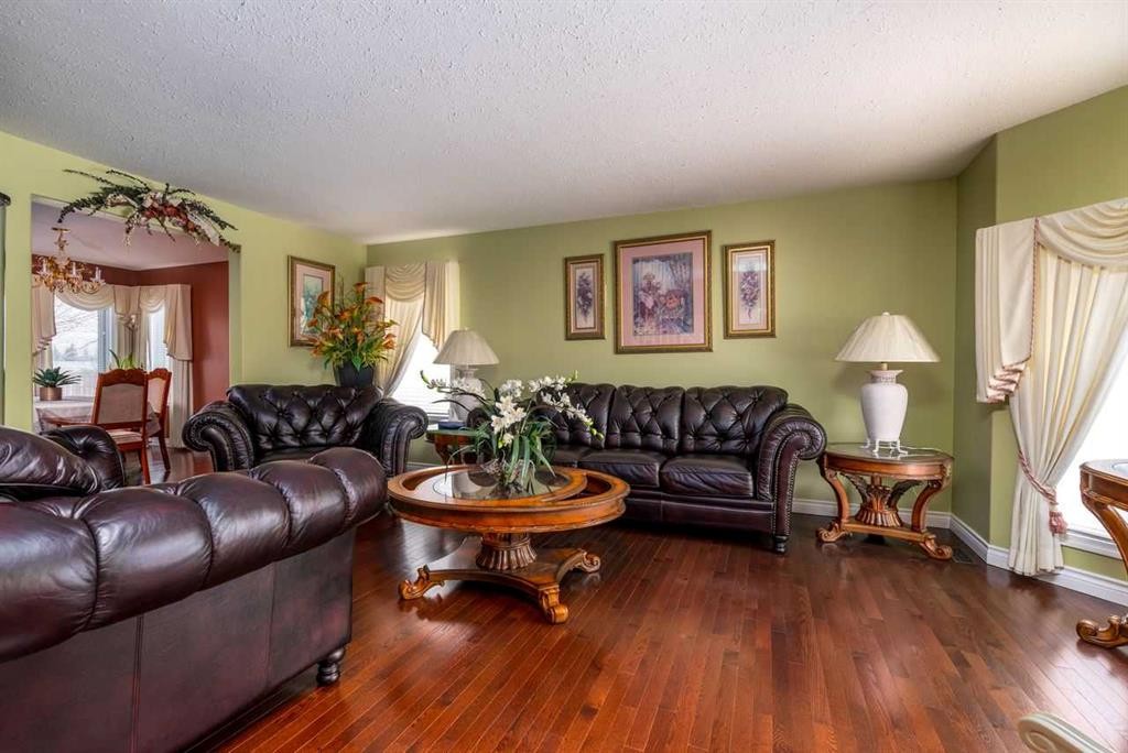 4002 60 Avenue, Lloydminster, AB - Indoor Photo Showing Living Room