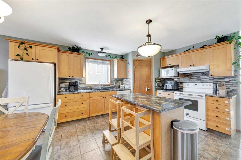 3403 60 Avenue, Lloydminster, AB - Indoor Photo Showing Kitchen