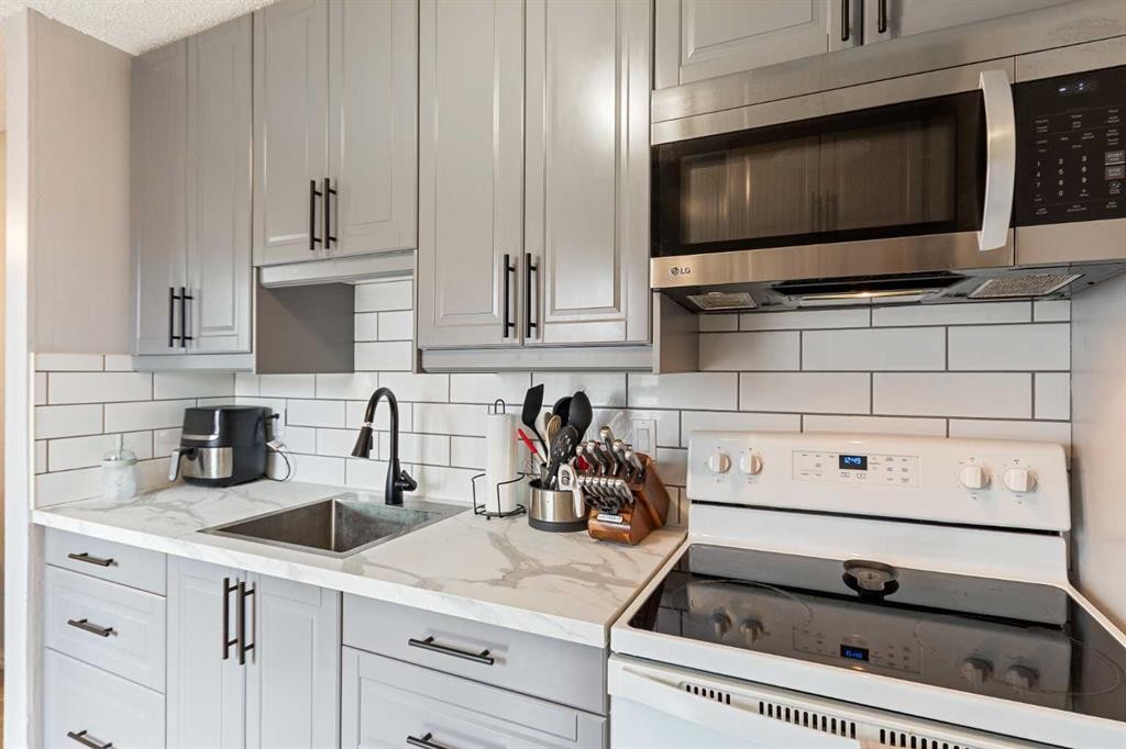 2713 47 Avenue, Lloydminster, SK - Indoor Photo Showing Kitchen