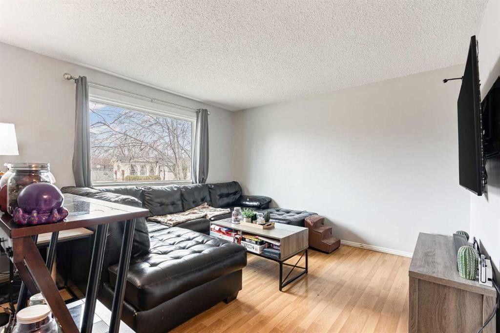2713 47 Avenue, Lloydminster, SK - Indoor Photo Showing Living Room