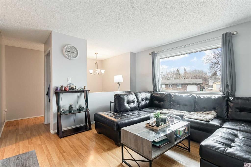 2713 47 Avenue, Lloydminster, SK - Indoor Photo Showing Living Room