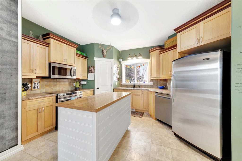 25 2 Avenue Se, Marshall, SK - Indoor Photo Showing Kitchen With Double Sink