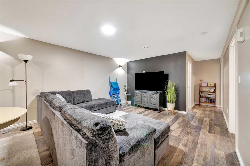 25 2 Avenue Se, Marshall, SK - Indoor