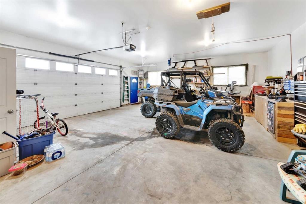 25 2 Avenue Se, Marshall, SK - Indoor Photo Showing Garage