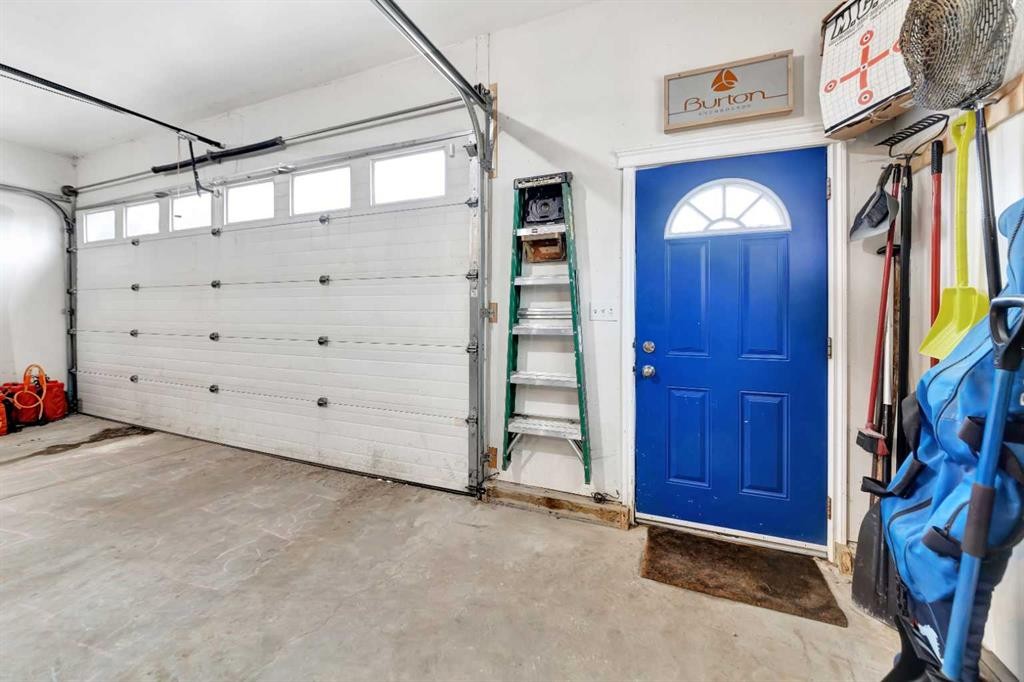 25 2 Avenue Se, Marshall, SK - Indoor Photo Showing Garage