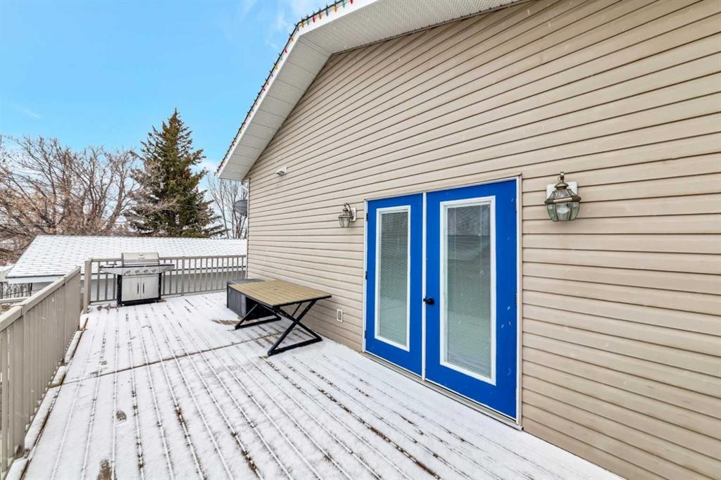 25 2 Avenue Se, Marshall, SK - Outdoor With Deck Patio Veranda With Exterior