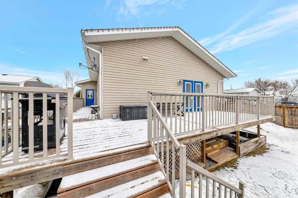 25 2 Avenue Se, Marshall, SK - Outdoor With Deck Patio Veranda With Exterior