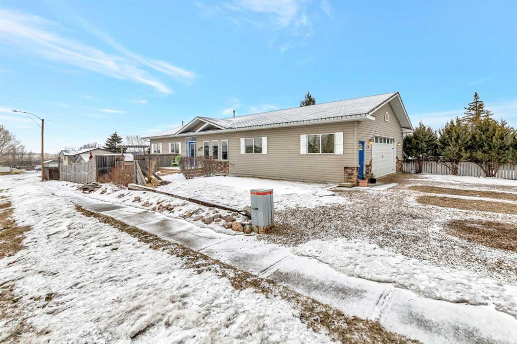 25 2 Avenue Se, Marshall, SK - Outdoor