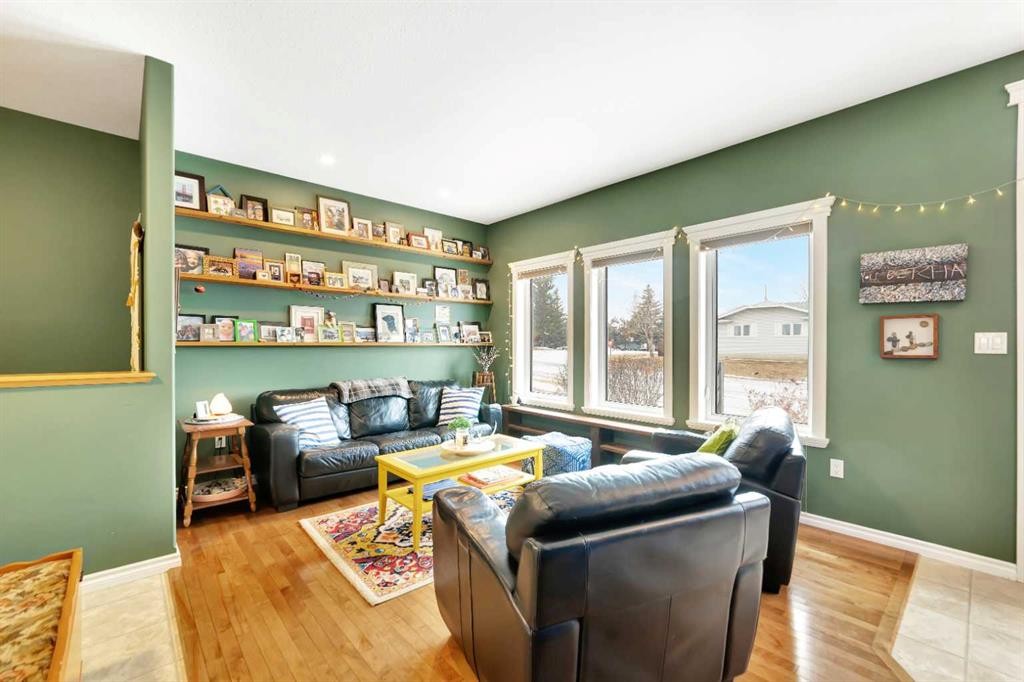 25 2 Avenue Se, Marshall, SK - Indoor Photo Showing Living Room