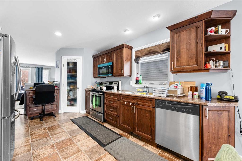 5302B 14 Street, Lloydminster, AB - Indoor Photo Showing Kitchen