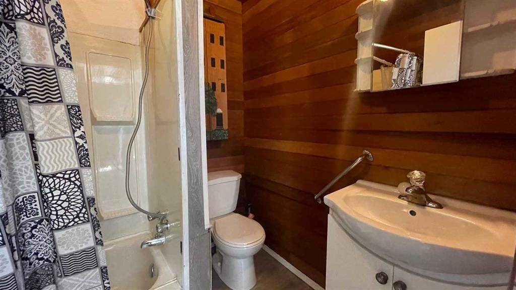 709 7 Avenue, Wainwright, AB - Indoor Photo Showing Bathroom