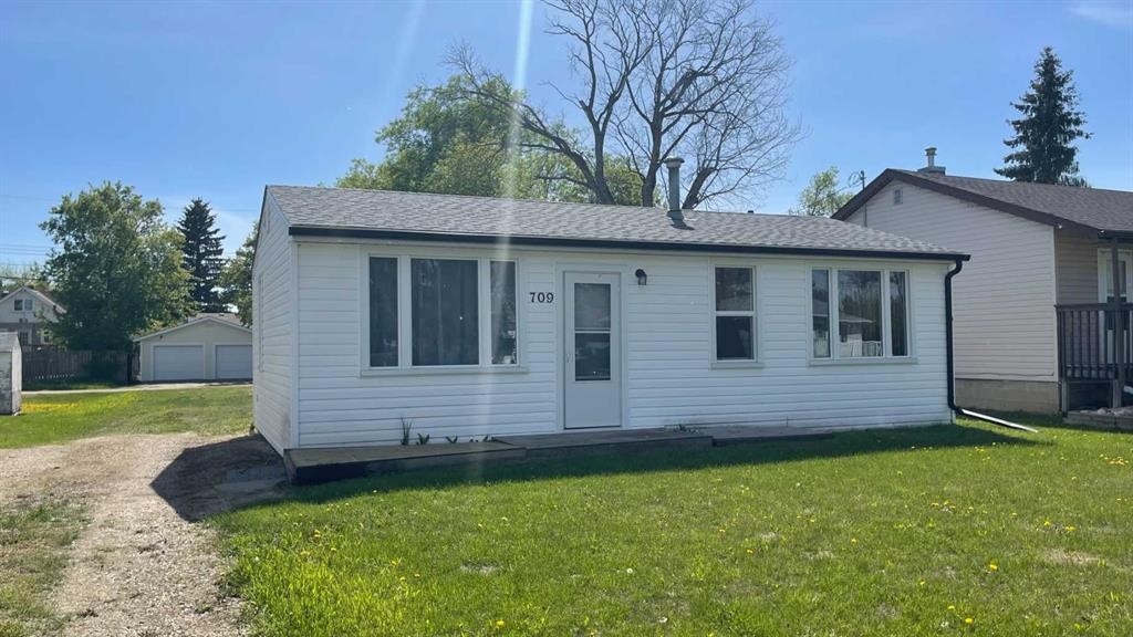 709 7 Avenue, Wainwright, AB - Outdoor