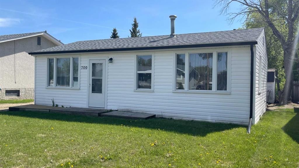 709 7 Avenue, Wainwright, AB - Outdoor With Exterior
