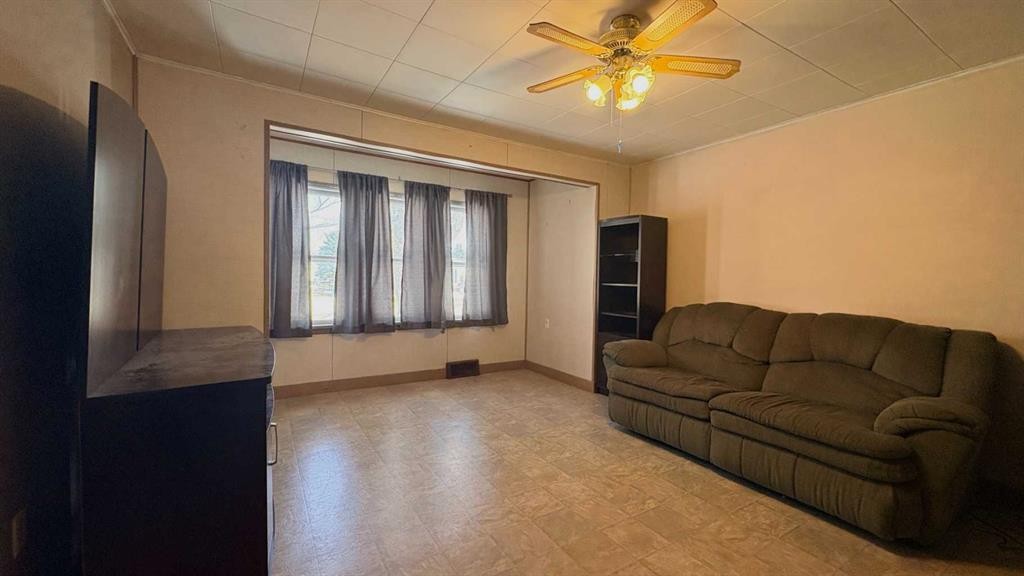 1209 5 Avenue, Wainwright, AB - Indoor Photo Showing Living Room