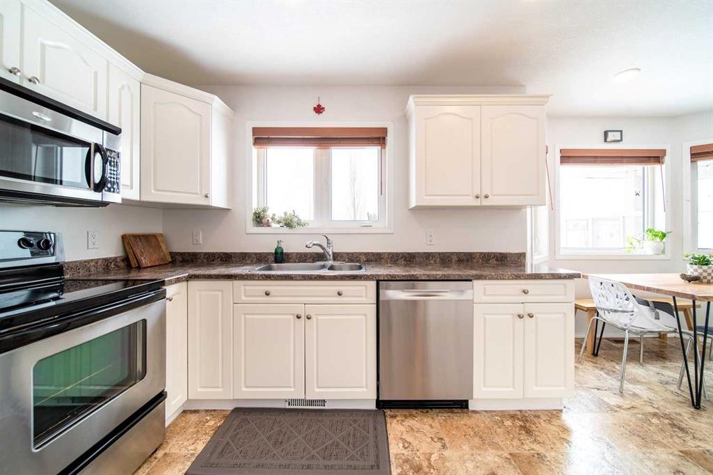 921 22 Street, Wainwright, AB - Indoor Photo Showing Kitchen With Double Sink