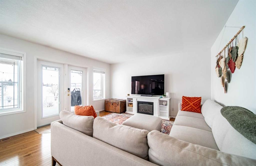 921 22 Street, Wainwright, AB - Indoor Photo Showing Living Room