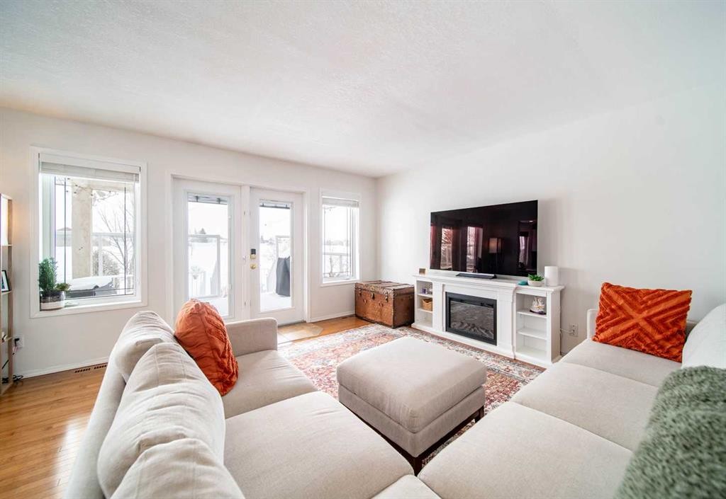 921 22 Street, Wainwright, AB - Indoor Photo Showing Living Room