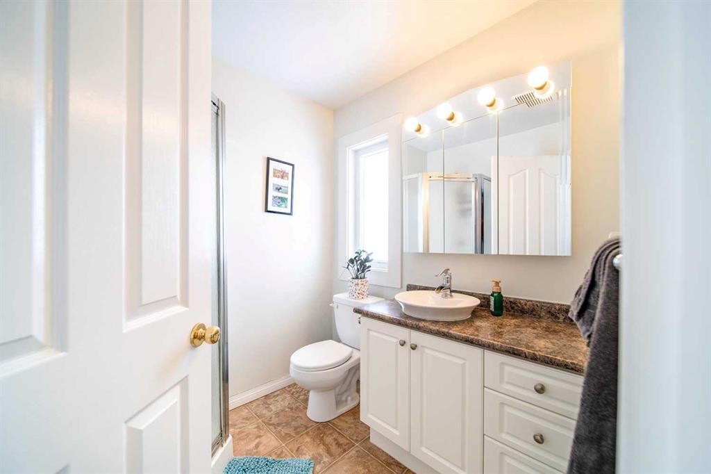 921 22 Street, Wainwright, AB - Indoor Photo Showing Bathroom