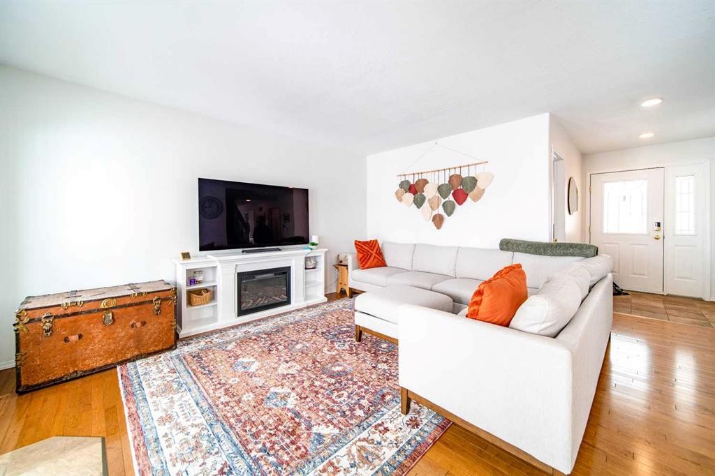 921 22 Street, Wainwright, AB - Indoor Photo Showing Living Room