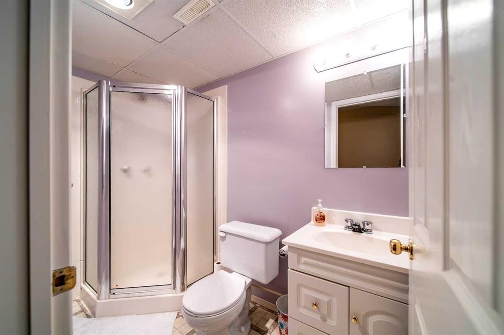 921 22 Street, Wainwright, AB - Indoor Photo Showing Bathroom