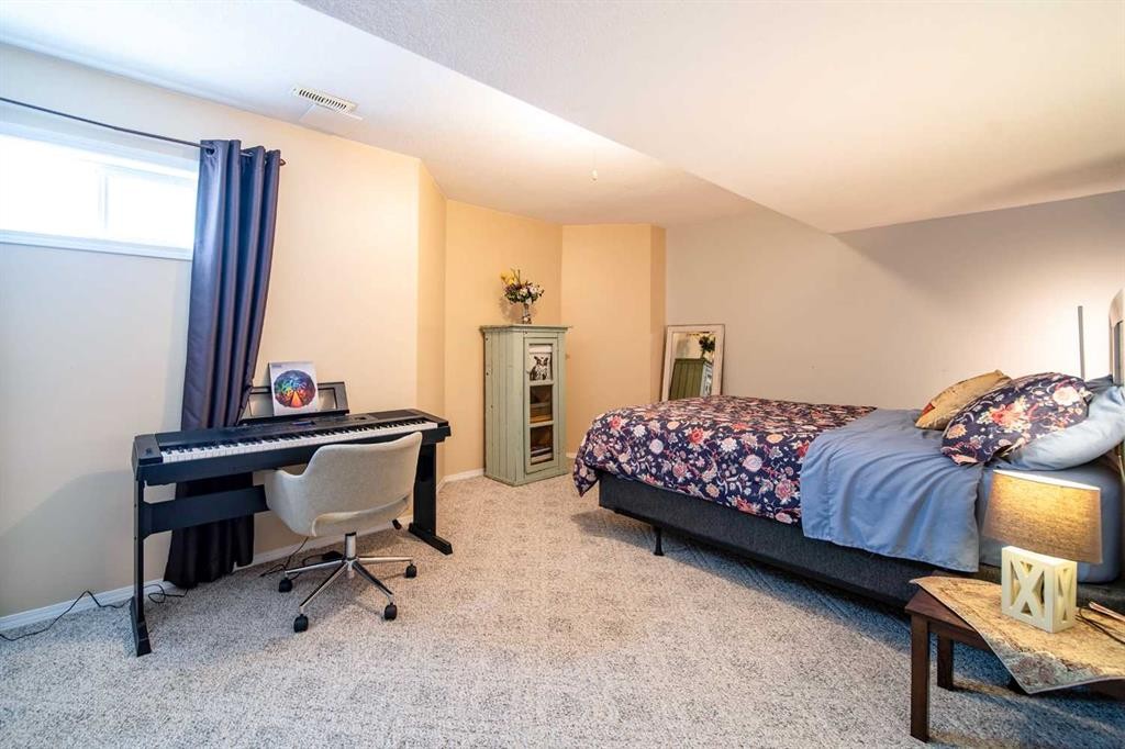 921 22 Street, Wainwright, AB - Indoor Photo Showing Bedroom