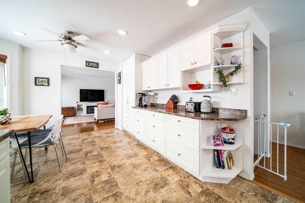 921 22 Street, Wainwright, AB - Indoor Photo Showing Kitchen