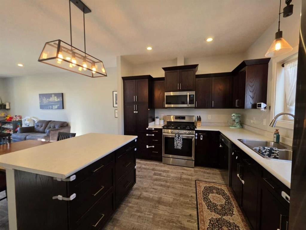 908 8 Avenue, Wainwright, AB - Indoor Photo Showing Kitchen With Stainless Steel Kitchen