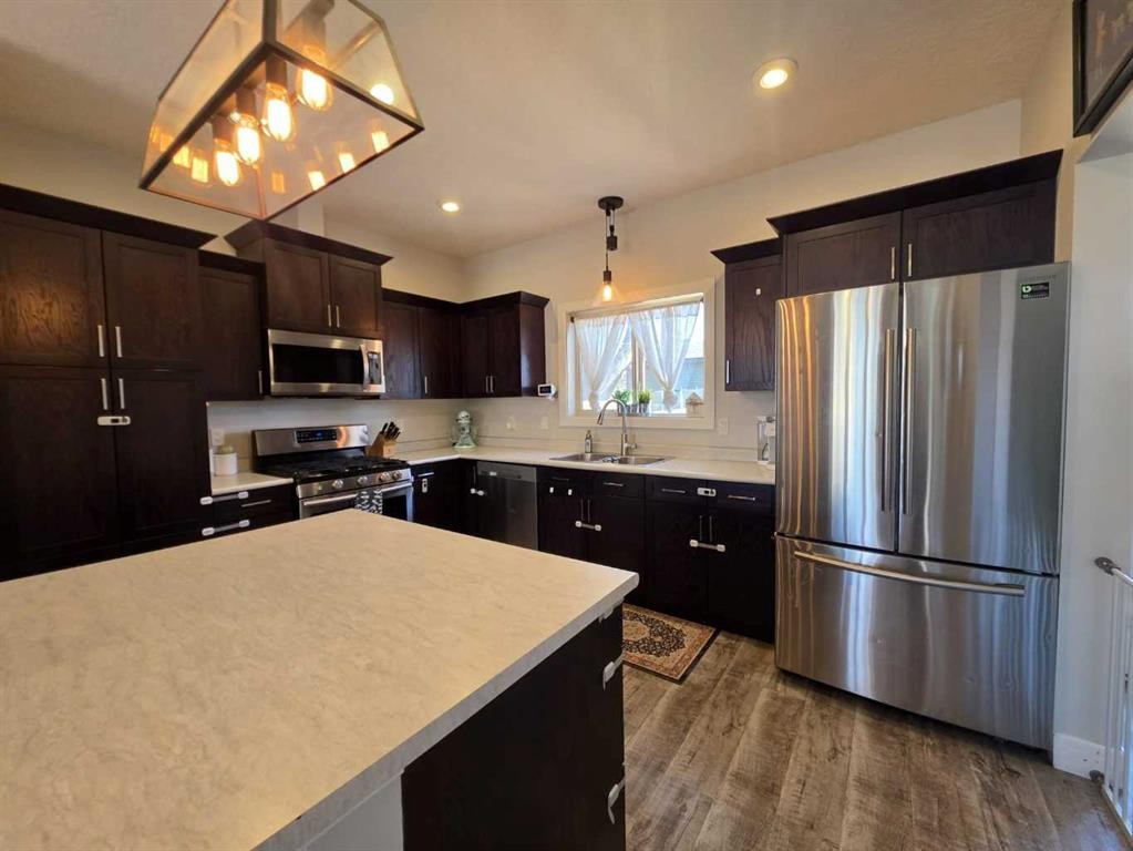 908 8 Avenue, Wainwright, AB - Indoor Photo Showing Kitchen With Stainless Steel Kitchen With Double Sink