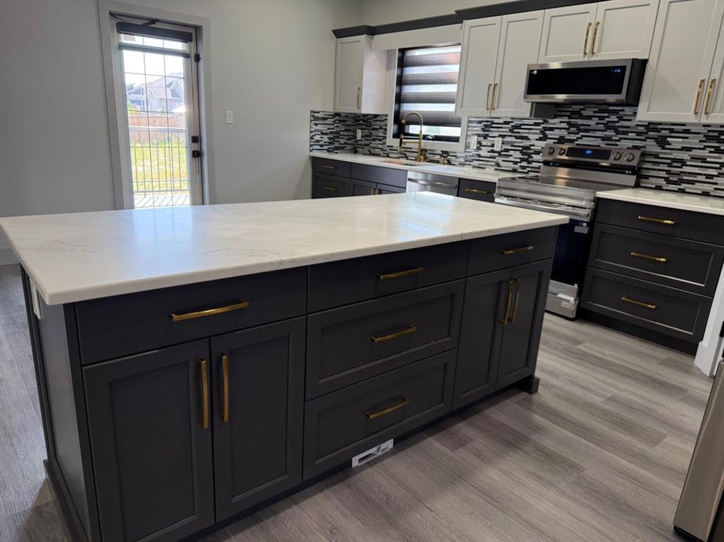 7115 37 Street, Lloydminster, AB - Indoor Photo Showing Kitchen With Upgraded Kitchen
