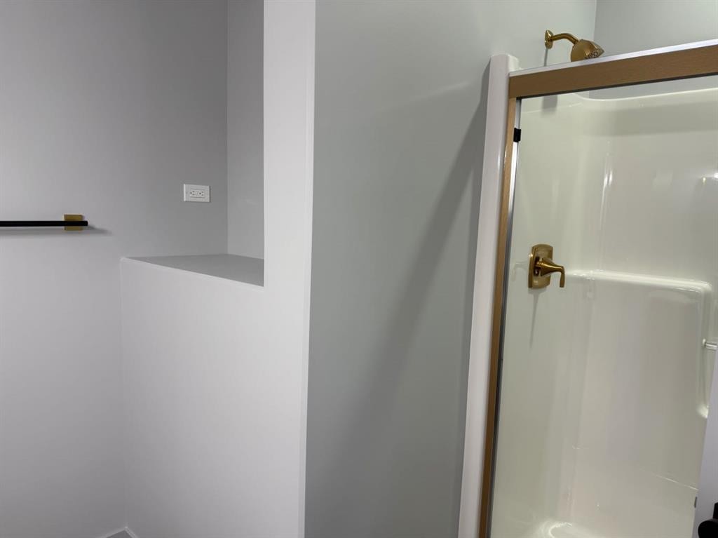 7115 37 Street, Lloydminster, AB - Indoor Photo Showing Bathroom