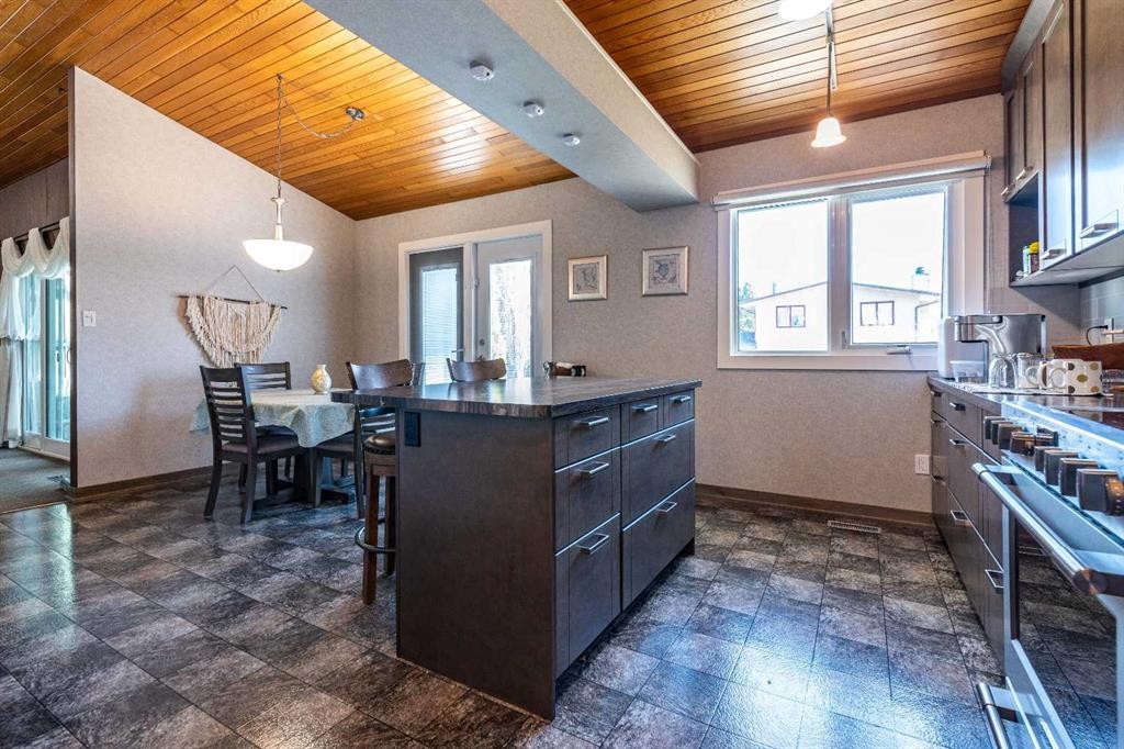 3003 51B Avenue, Lloydminster, AB - Indoor