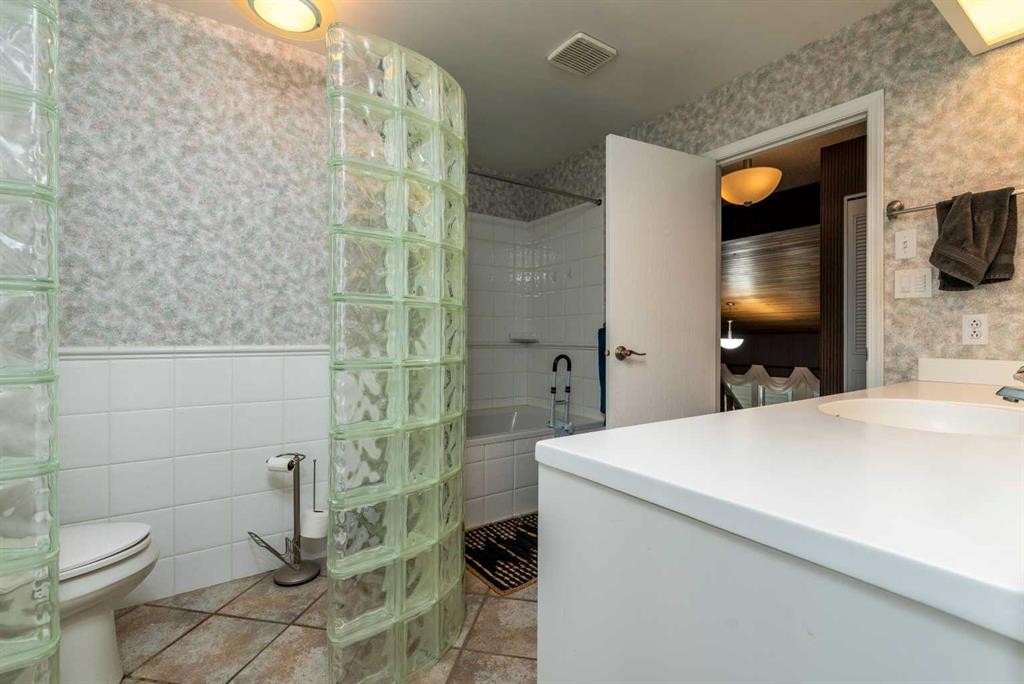 3003 51B Avenue, Lloydminster, AB - Indoor Photo Showing Bathroom
