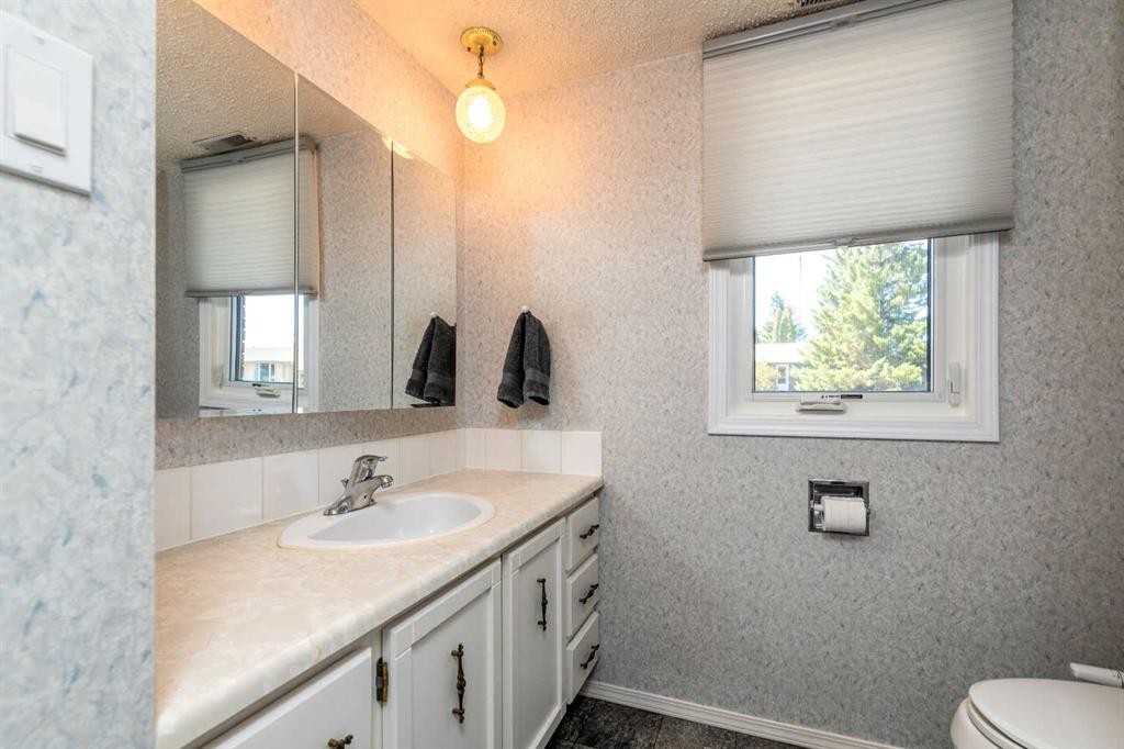 3003 51B Avenue, Lloydminster, AB - Indoor Photo Showing Bathroom