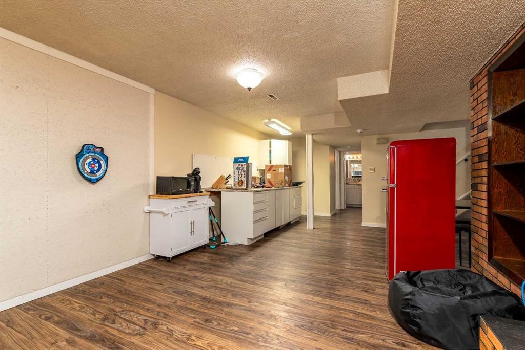 3003 51B Avenue, Lloydminster, AB - Indoor