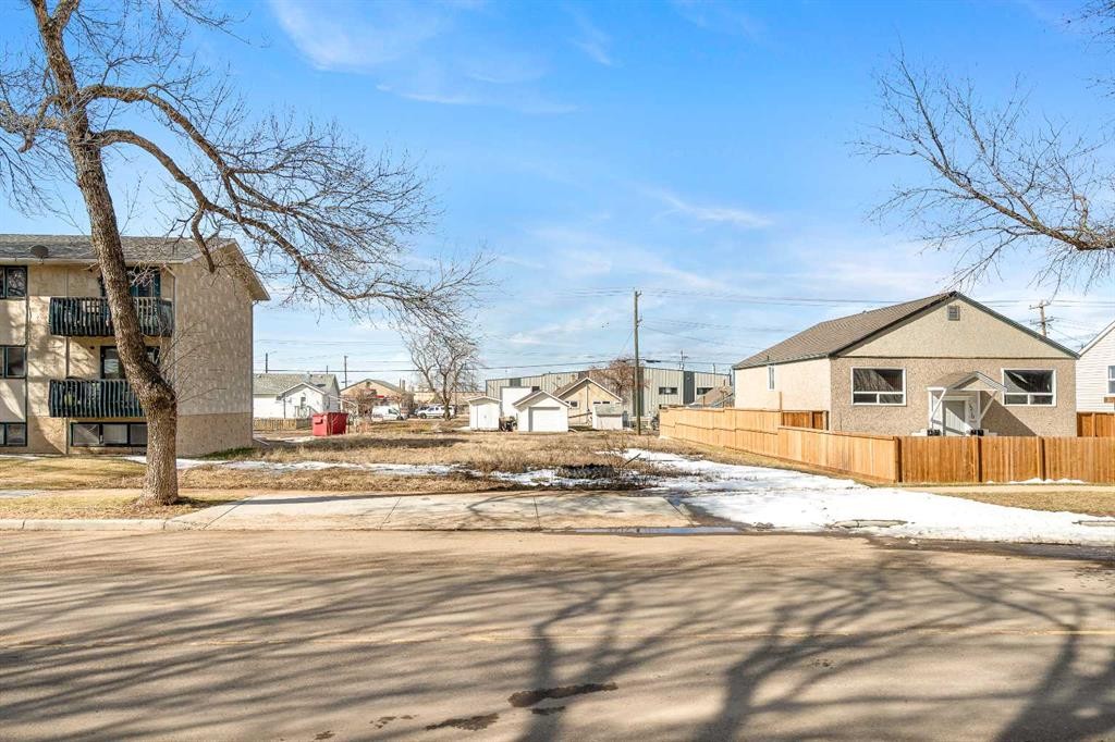 5212 50 Street, Lloydminster, AB