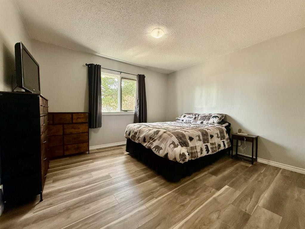 818 9 Avenue, Wainwright, AB - Indoor Photo Showing Bedroom