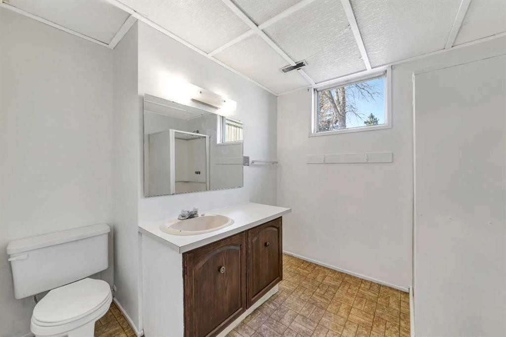 3510 57 Avenue, Lloydminster, AB - Indoor Photo Showing Bathroom
