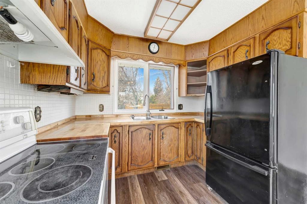 3510 57 Avenue, Lloydminster, AB - Indoor Photo Showing Kitchen With Double Sink
