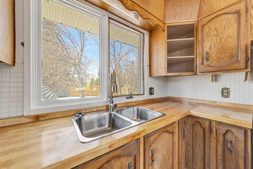 3510 57 Avenue, Lloydminster, AB - Indoor Photo Showing Kitchen With Double Sink
