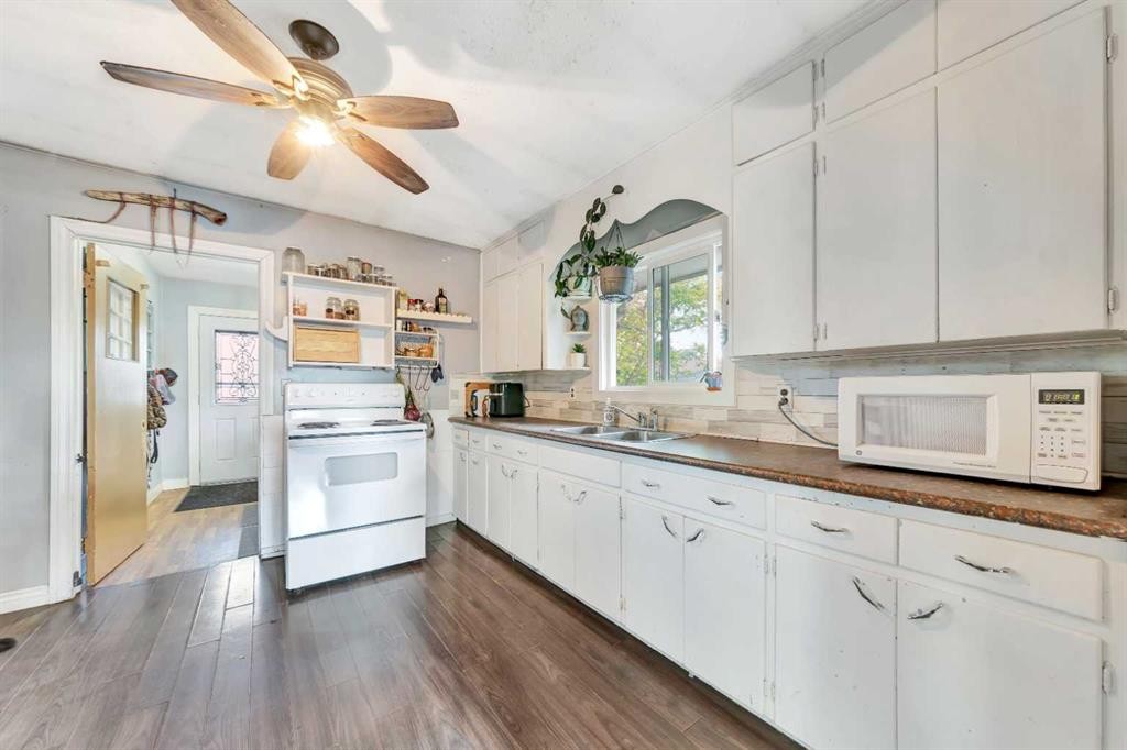 117 2 Street West, Lashburn, SK - Indoor Photo Showing Kitchen With Double Sink