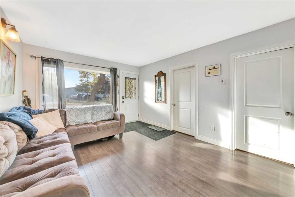 117 2 Street West, Lashburn, SK - Indoor Photo Showing Living Room