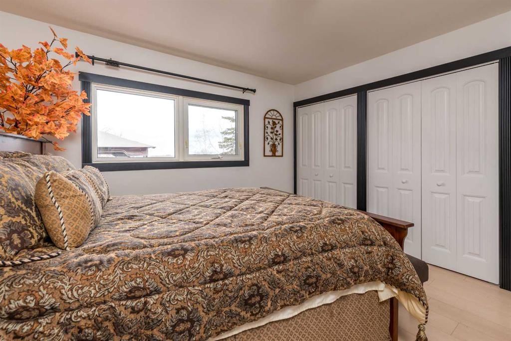 520051 Sk-17, Sandy Beach, AB - Indoor Photo Showing Bedroom