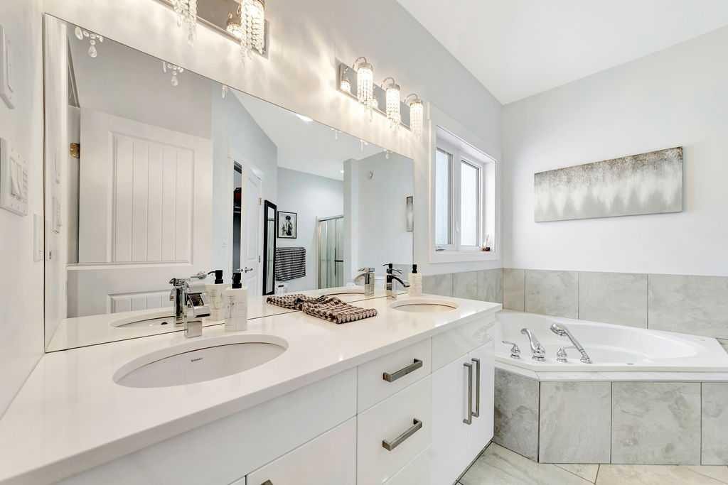 1703 56 Avenue, Lloydminster, AB - Indoor Photo Showing Bathroom