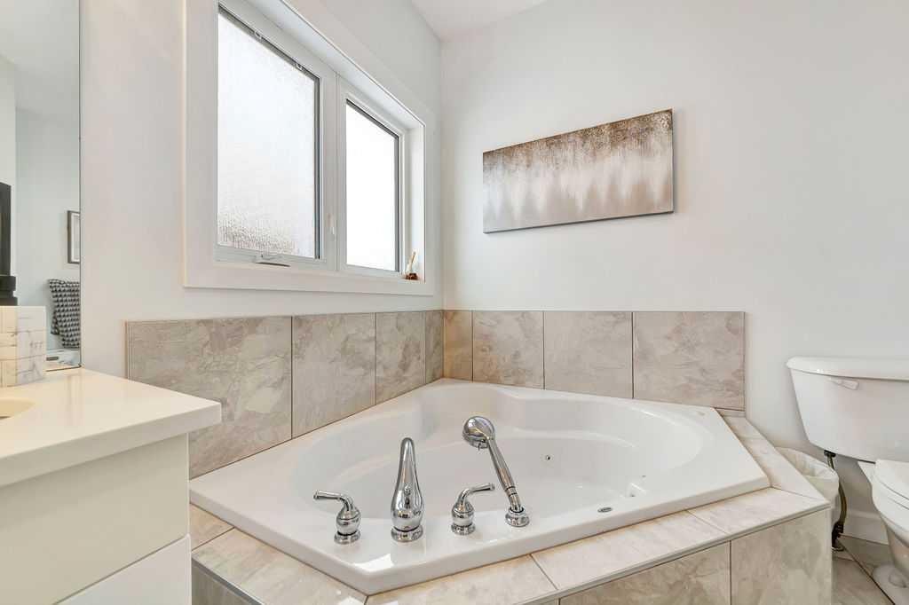 1703 56 Avenue, Lloydminster, AB - Indoor Photo Showing Bathroom