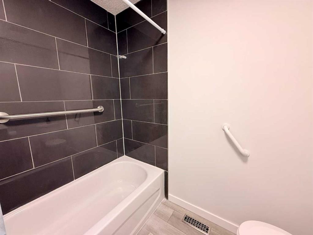 318 5 Avenue, Wainwright, AB - Indoor Photo Showing Bathroom