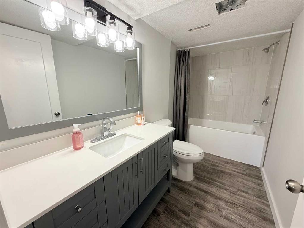 318 5 Avenue, Wainwright, AB - Indoor Photo Showing Bathroom
