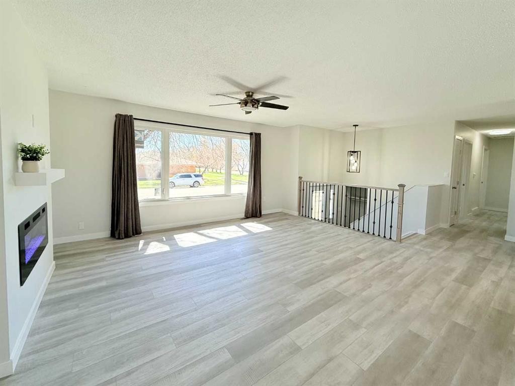 318 5 Avenue, Wainwright, AB - Indoor With Fireplace