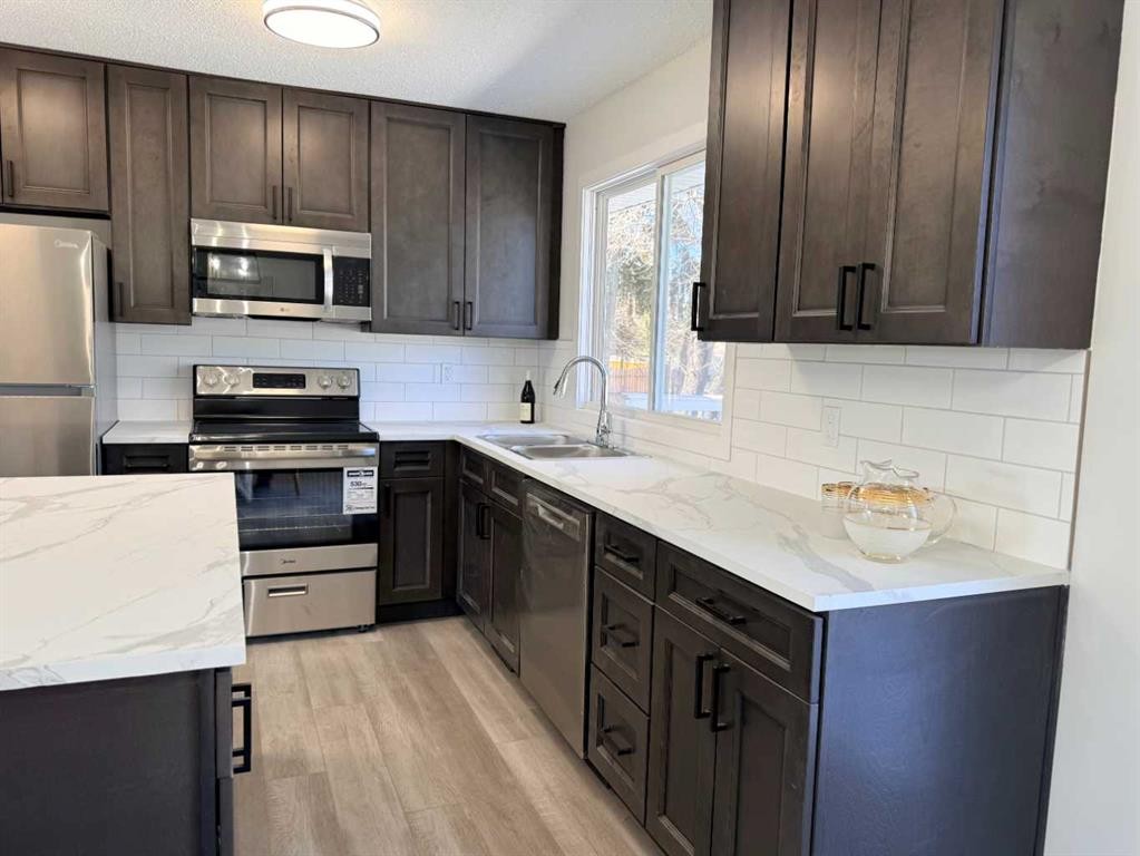 318 5 Avenue, Wainwright, AB - Indoor Photo Showing Kitchen With Double Sink With Upgraded Kitchen