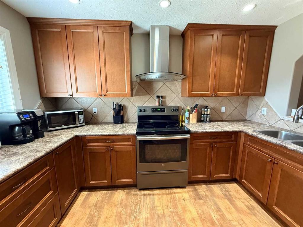 2820 12 Avenue, Wainwright, AB - Indoor Photo Showing Kitchen