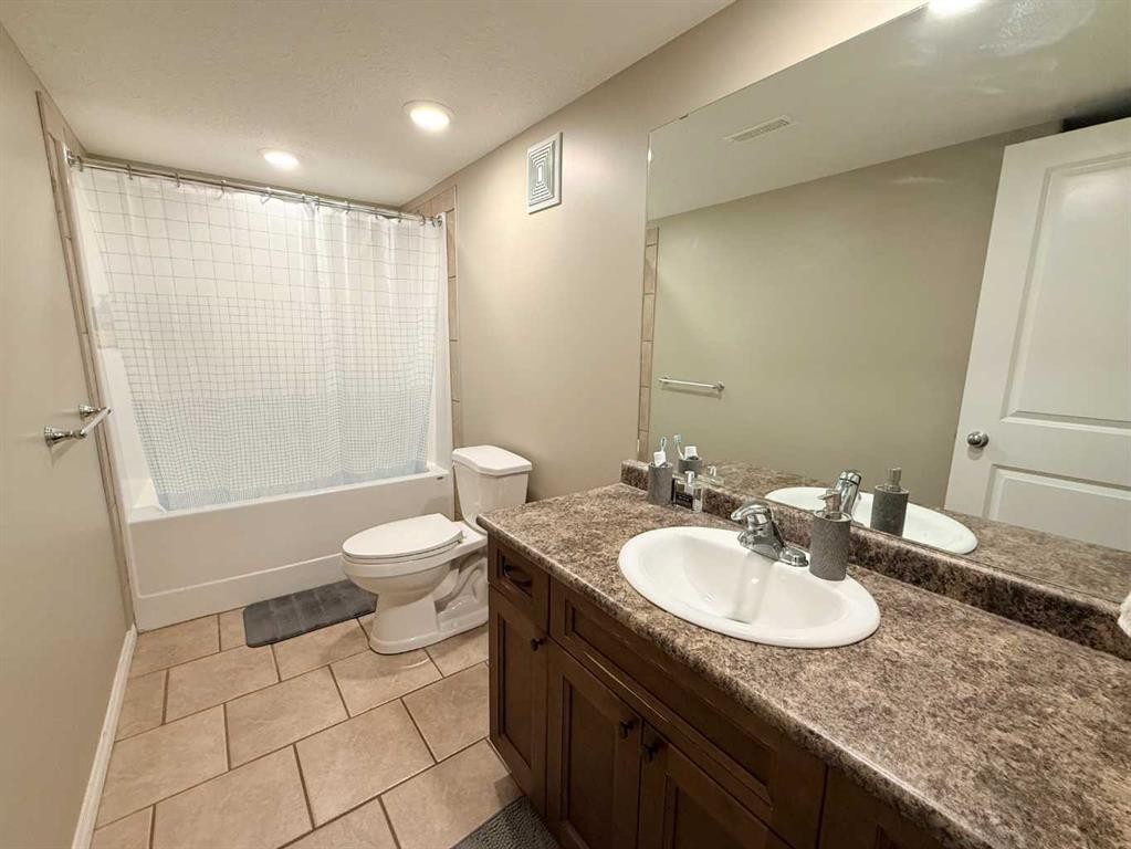 2820 12 Avenue, Wainwright, AB - Indoor Photo Showing Bathroom